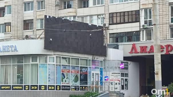 Ураган разрушил медиаэкран в Омске