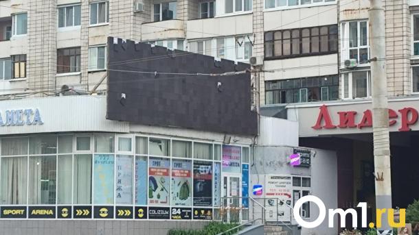 Ураган разрушил медиаэкран в Омске