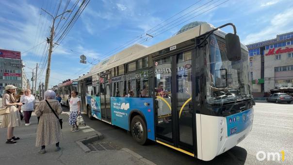 Омские власти ищут подрядчика для борьбы с безбилетниками в автобусах
