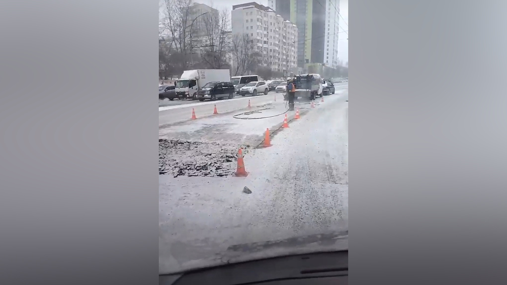 Снова кладут асфальт в снег: новосибирцы пожаловались на зимний ремонт дорог. ВИДЕО
