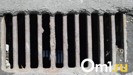 В Омске ливнёвку заделали асфальтом