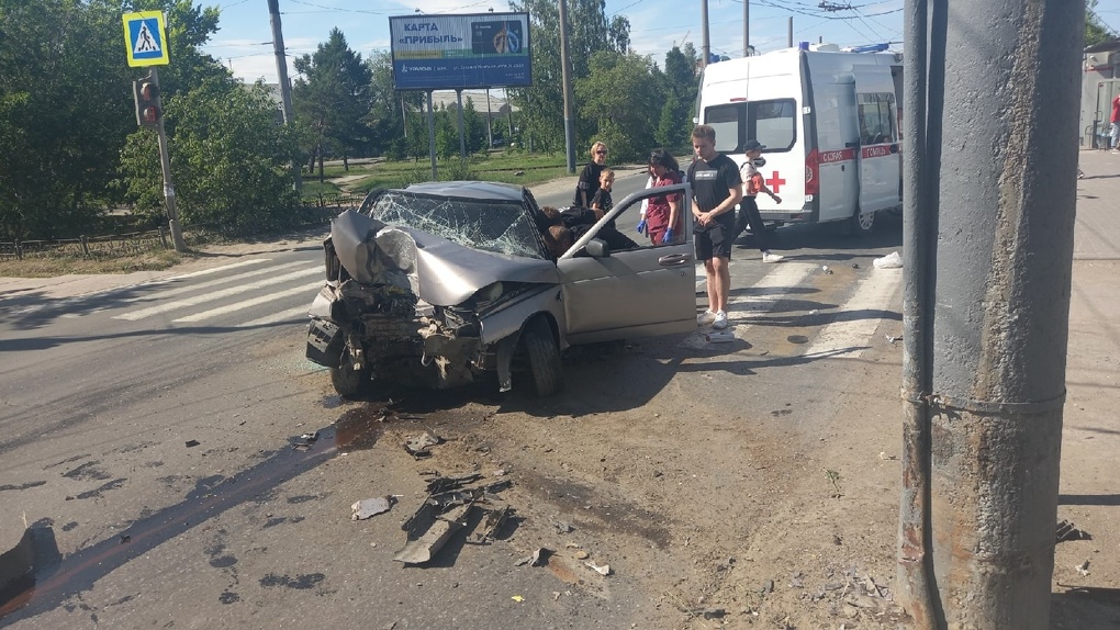 Авто восстановлению не подлежит, водитель не пострадал: в Омске ВАЗ-2110 влетел в фонарный столб