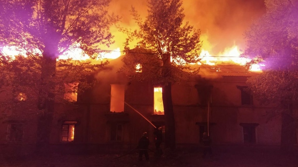 Среди ночи в Омске загорелся заброшенный дом – ВИДЕО