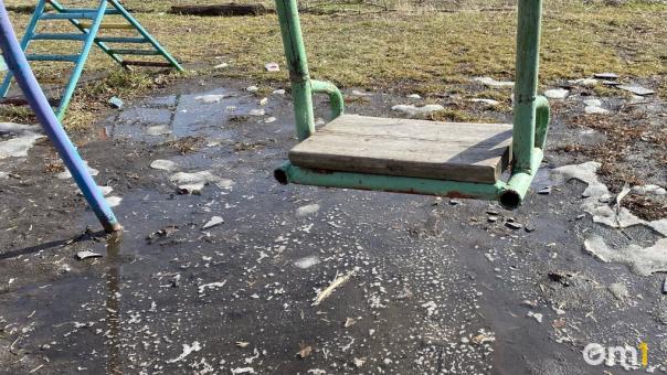 В Омске на улице 21-я Амурская рухнуло ограждение хоккейной коробки