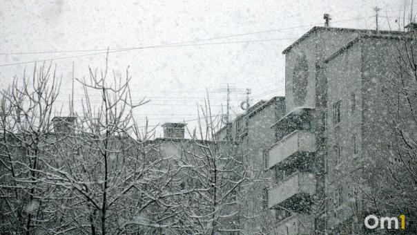 Городские службы ликвидируют последствия сильного ветра в Новосибирске