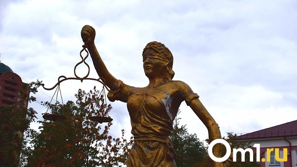 Активистку с маской для сна оштрафовали за дискредитацию ВС РФ в Новосибирске