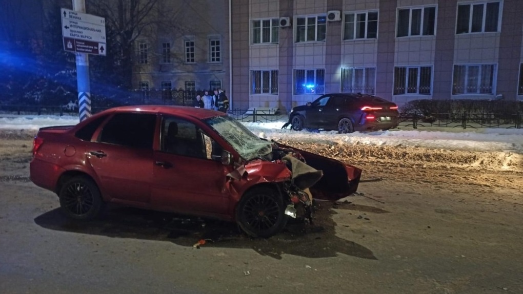 Пьяный омич на BMW устроил аварию в центре города: два человека в больнице