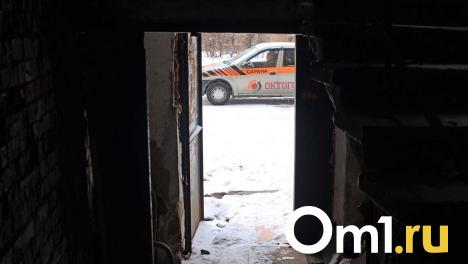 У криминальной аварийной пятиэтажки в Омске поставили охрану