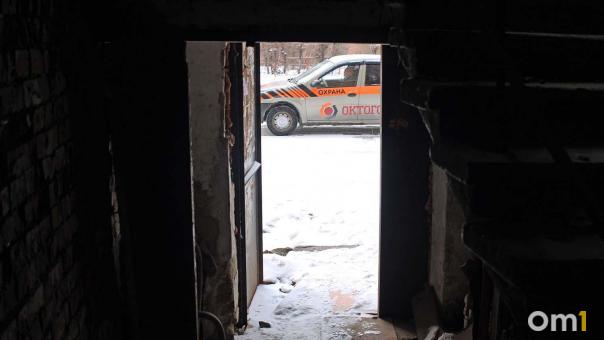 У криминальной аварийной пятиэтажки в Омске поставили охрану
