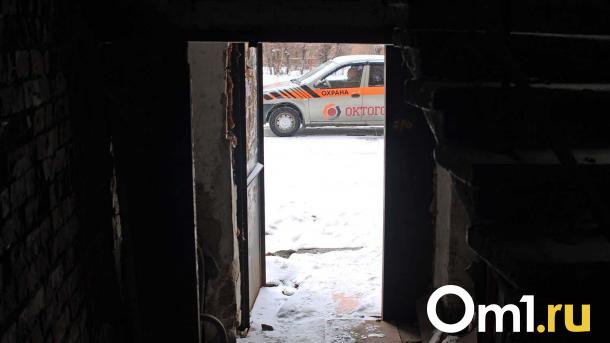 У криминальной аварийной пятиэтажки в Омске поставили охрану