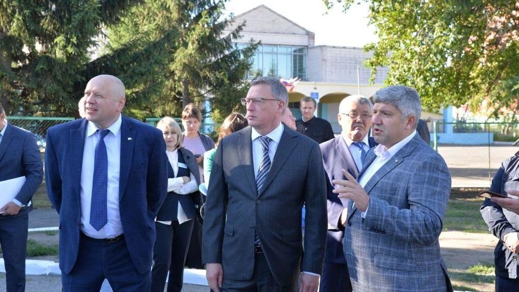 Губернатор Омской области подчеркнул необходимость связующего звена между населением и властью