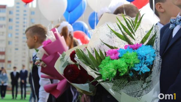 Омичи будут дарить учителям сладкие наборы и мини-букеты