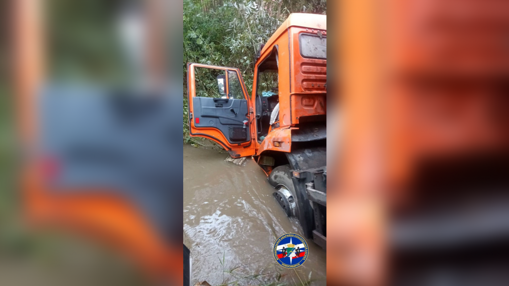 Водителю КамАЗа, улетевшего в 15-метровый овраг, помогли новосибирские спасатели