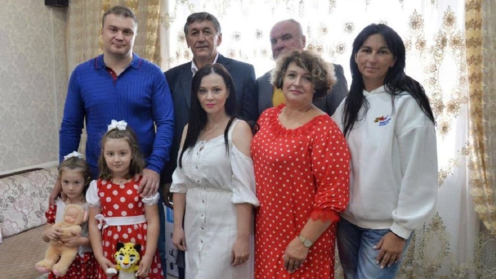 Виталий Хоценко во время поездки в Большеречье посетил семью участника СВО