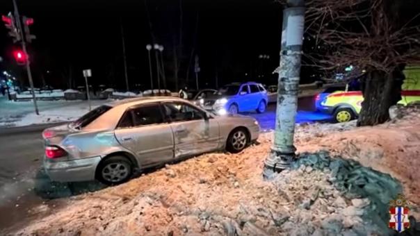 В Омске иномарка врезалась в толпу молодёжи: трое попали в больницу