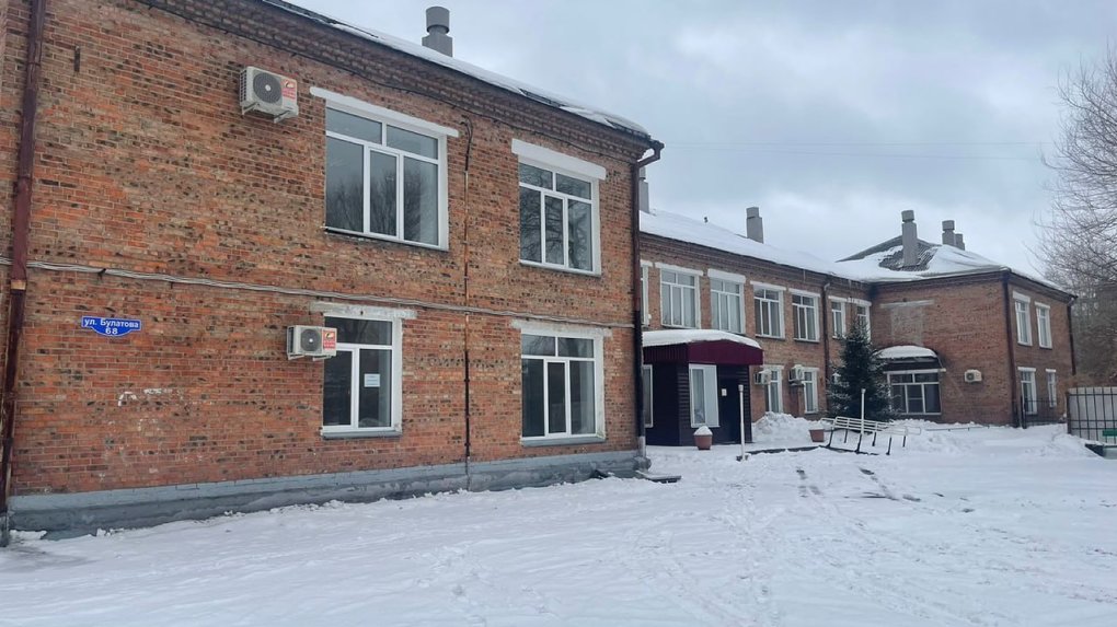 Губернатор Бурков передал помещение, где располагалось ГЖИ, гимназии №85