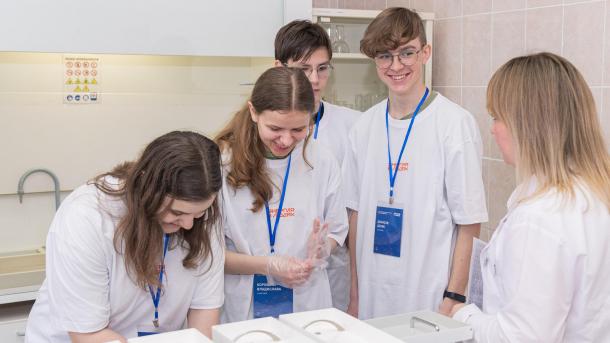 Омский НПЗ провёл десятый профориентационный конкурс для старшеклассников