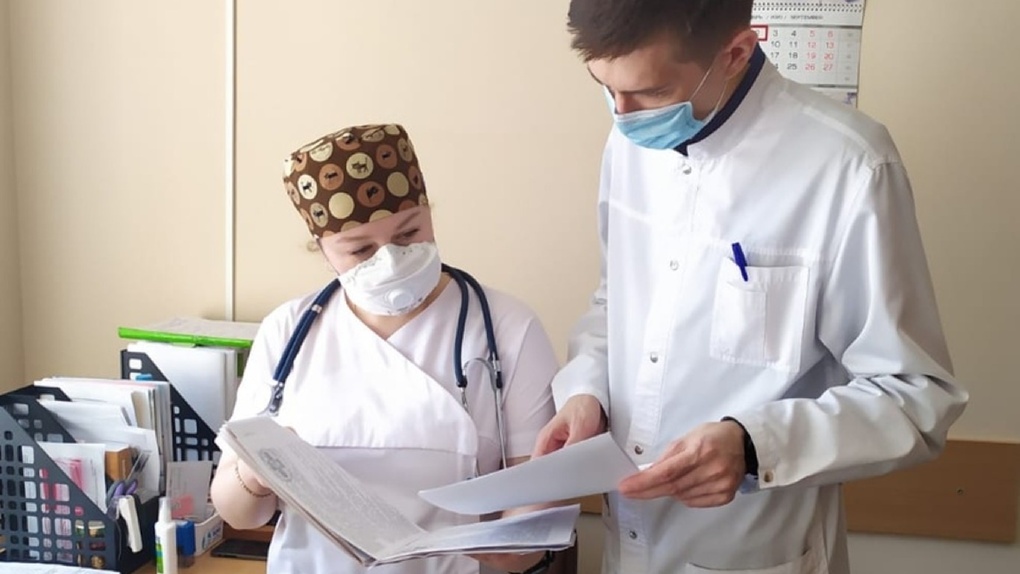 Молодые врачи и медсёстры начнут работать в онкологическом диспансере Омска