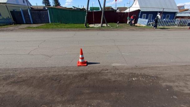В Тюкалинске водитель скорой сбил семилетнюю школьницу на самокате
