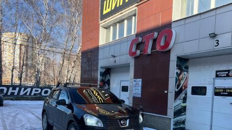 В Омске наказали предпринимателя, наносившего тонировку на авто