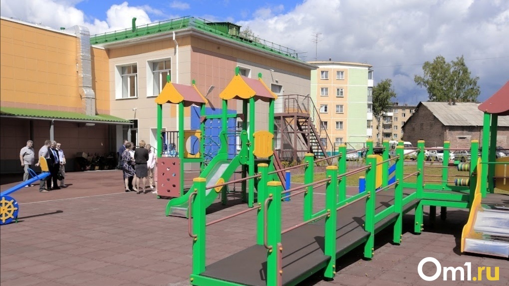 «Невестка выгнала на улицу»: бомж создал «квартиру» во дворе детского сада в Новосибирске. ВИДЕО