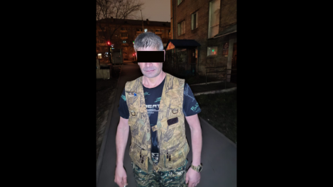 Мужчина в камуфляже объявил воздушную тревогу в Новосибирске