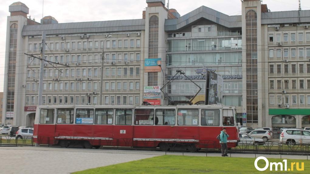 Омские трамваи начали перекрашивать в новые цвета