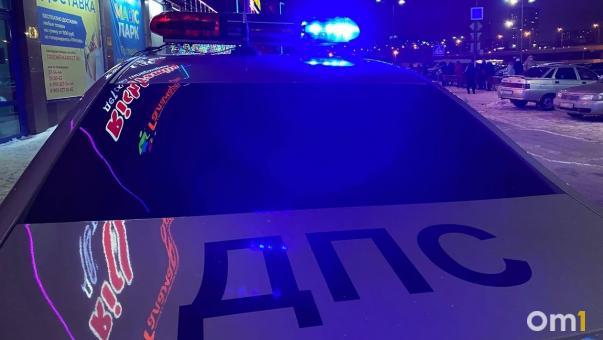 В Новосибирске внедорожник опрокинулся на бок после ДТП