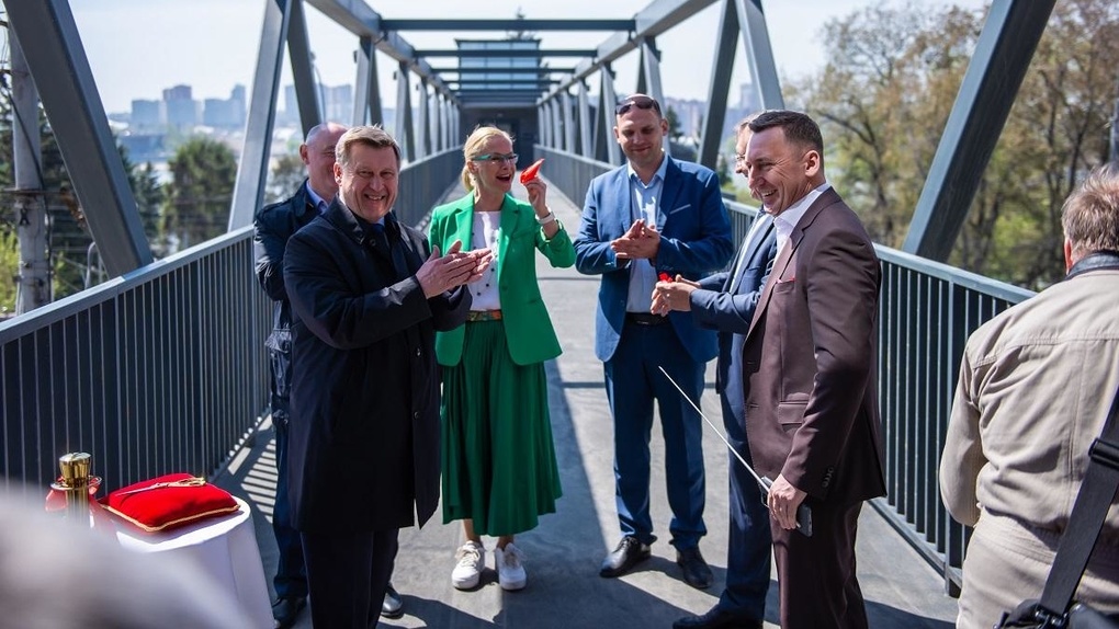 В Новосибирске открыли пешеходный мост через Большевистскую улицу