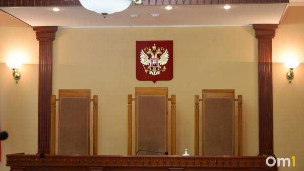 Омичу назначили крупный штраф за продажу поддельных алкоголя и сигарет