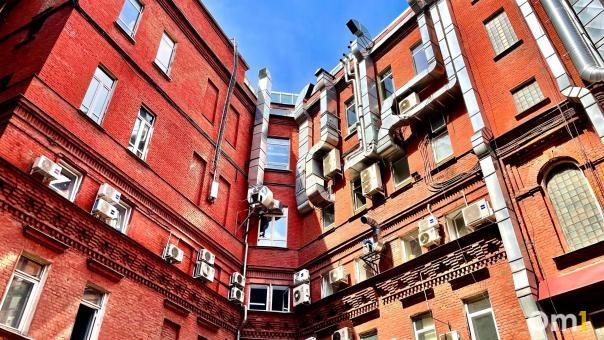В Москве с 11-го этажа выпала вице-президент банка из Омска