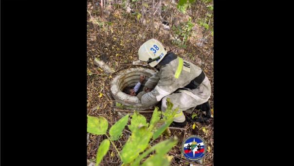 Мужчина провалился в колодец с водой в Новосибирске