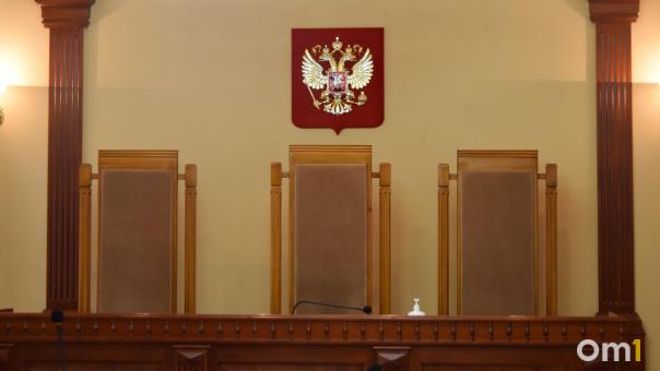 От электрошокеров до боеприпасов: приставы рассказали, что омичи пытались принести в суд