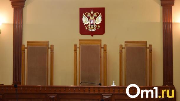 От электрошокеров до боеприпасов: приставы рассказали, что омичи пытались принести в суд