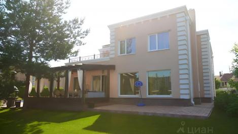 Коттедж за 45 миллионов в дворцовом стиле продают под Новосибирском