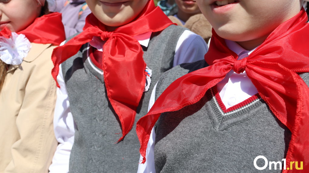 Мэр Локоть был в красном галстуке: в Новосибирске полтысячи школьников посвятили в пионеры. РЕПОРТАЖ