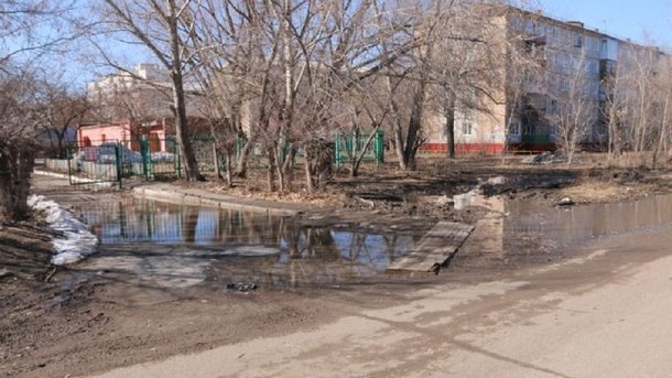 Омич пожаловался на окружённый грязью детский сад с рекламой наркотиков