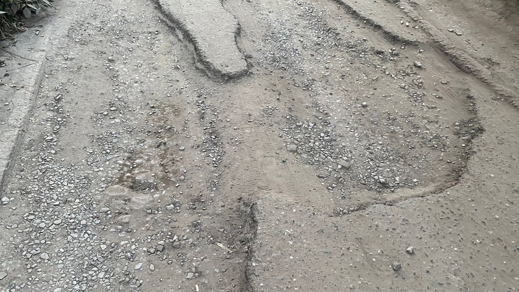 Омичи пожаловались на плачевное состояние дороги у посёлка Ермак