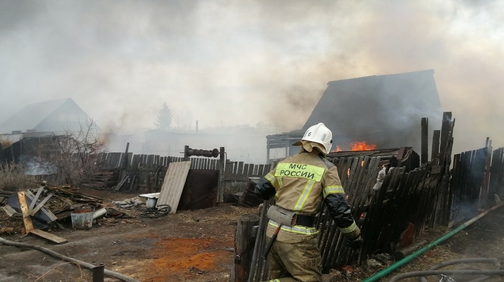 Новости омск 3. Пожар в Омске. Пожар дома. Сгоревший дом. Пожар в Омске сейчас.