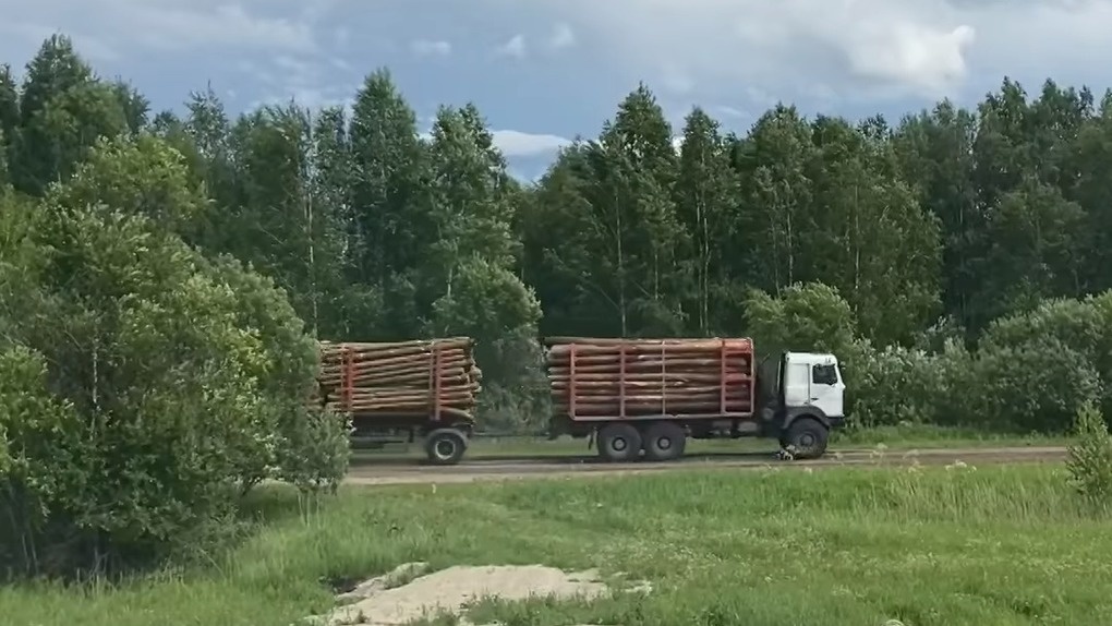 Разбитую дорогу для большегрузов временно закрыли в Новосибирской области. ВИДЕО