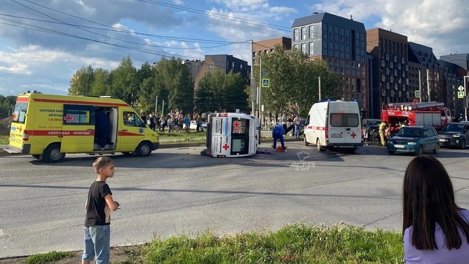 Машина скорой помощи перевернулась в центре Новосибирска