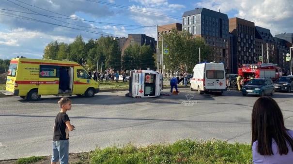 Машина скорой помощи перевернулась в центре Новосибирска