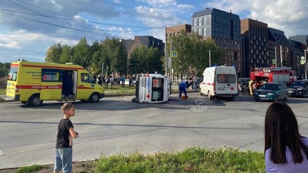 Машина скорой помощи перевернулась в центре Новосибирска