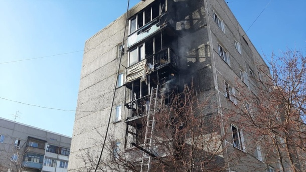 В омской пятиэтажке загорелись четыре этажа