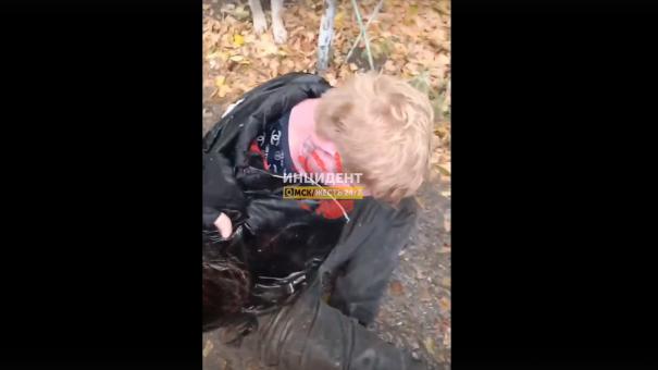 Насильник с заточкой? Посреди улицы в Омске задержали мужчину