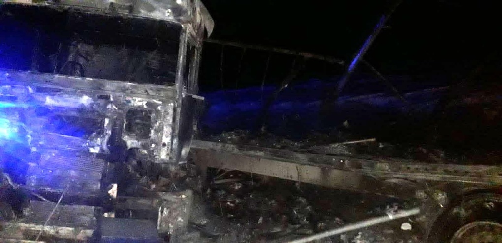 На омской трассе столкнулись два грузовика - один водитель погиб