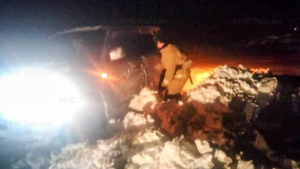 На омской трассе в снежный буран попал автомобиль с врачом