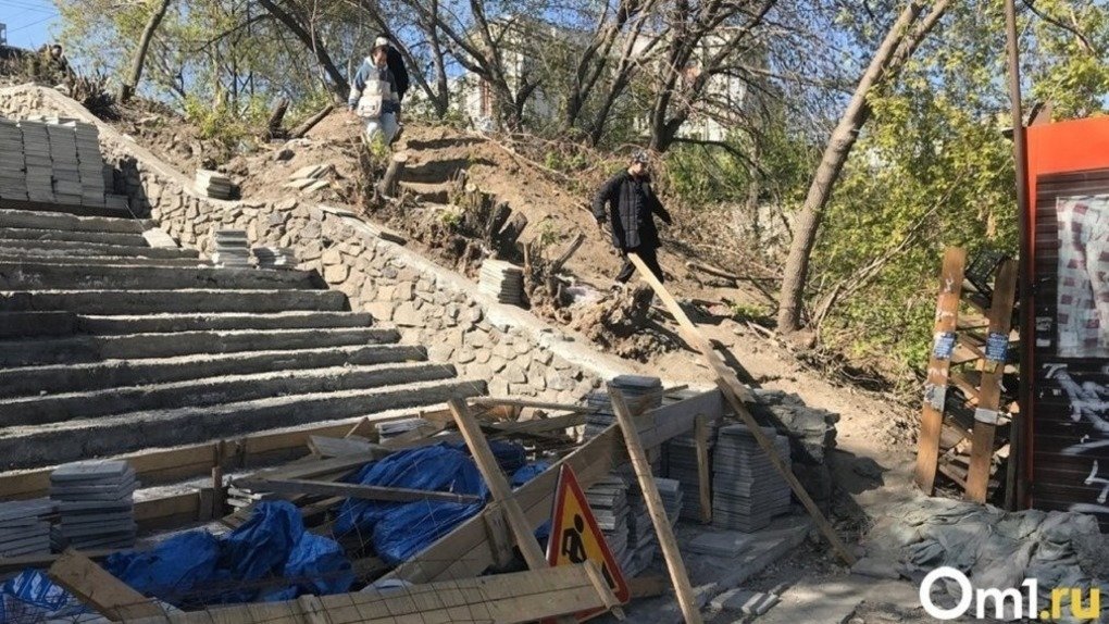 Мэр Новосибирска поручил восстановить разбитую лестницу на Речном вокзале ко Дню города