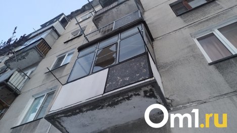 В Омске с шестого этажа упал пожилой мужчина