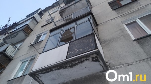 В Омске с шестого этажа упал пожилой мужчина